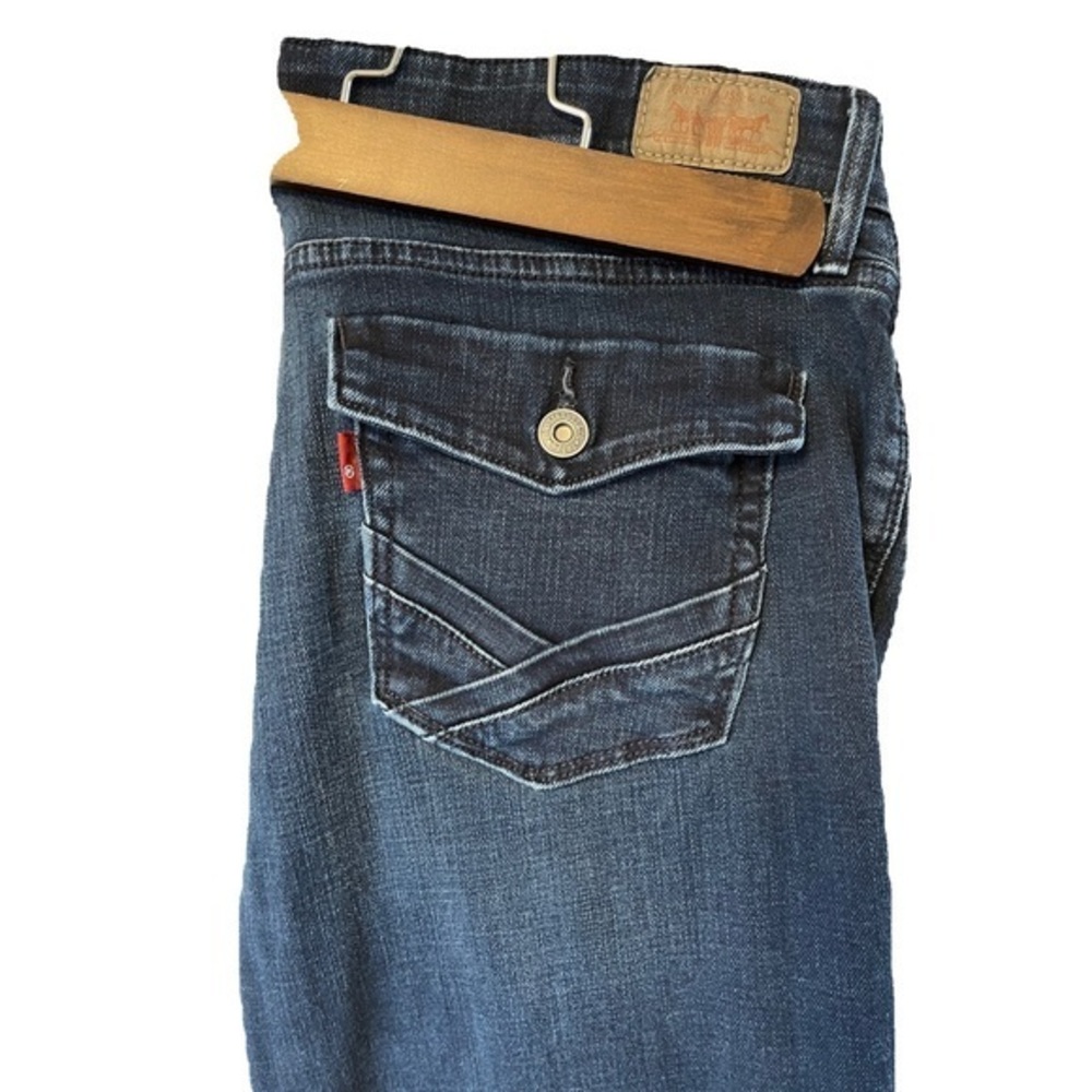 Levi’s 525 bootcut size 14M. Mid rise‎ Cute pocket details. K16.